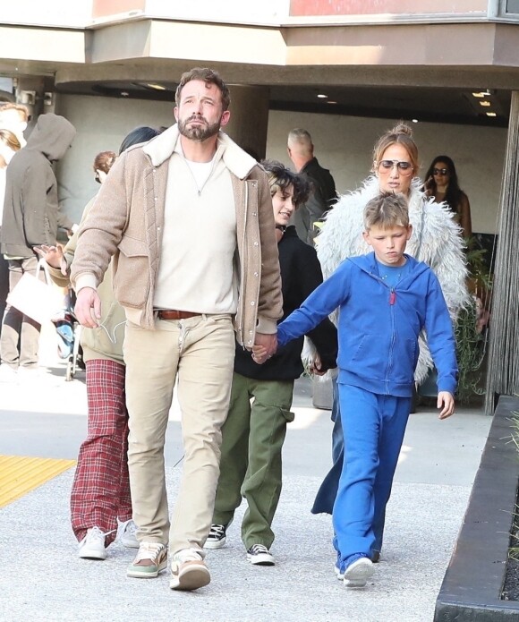 Ben Affleck et Jennifer Lopez vont déjeuner avec leurs enfants, Seraphina, Samuel et Emme à Los Angeles, le 28 janvier 2023. 