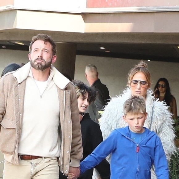 Ben Affleck et Jennifer Lopez vont déjeuner avec leurs enfants, Seraphina, Samuel et Emme à Los Angeles, le 28 janvier 2023. 