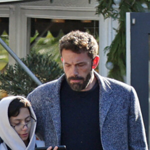 Jennifer Lopez avec son mari Ben Affleck et son fils Emme font du shopping à Los Angeles, le 11 décembre 2022.