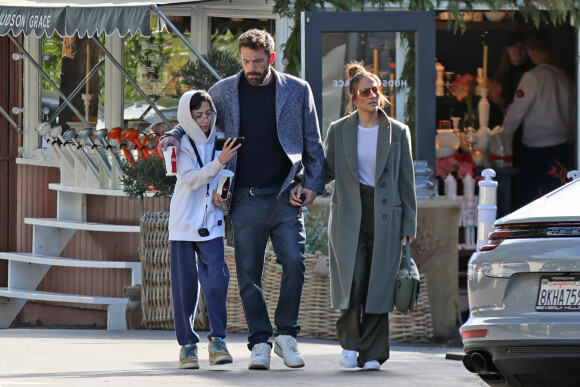 Jennifer Lopez avec son mari Ben Affleck et son fils Emme font du shopping à Los Angeles, le 11 décembre 2022.