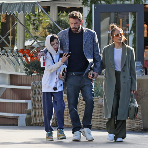 Jennifer Lopez avec son mari Ben Affleck et son fils Emme font du shopping à Los Angeles, le 11 décembre 2022.