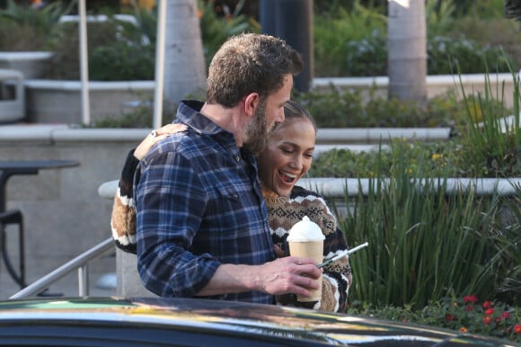 Ben Affleck et Jennifer Lopez sortent prendre un café en amoureux chez Starbucks à Santa Monica le 12 décembre 2022.