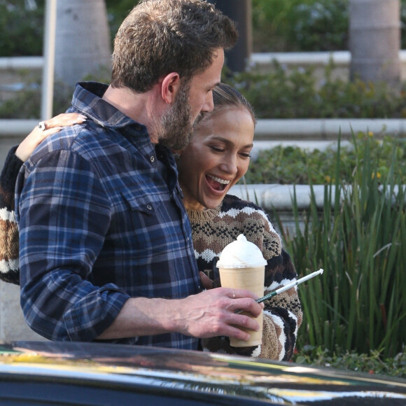 Ben Affleck et Jennifer Lopez sortent prendre un café en amoureux chez Starbucks à Santa Monica le 12 décembre 2022.
