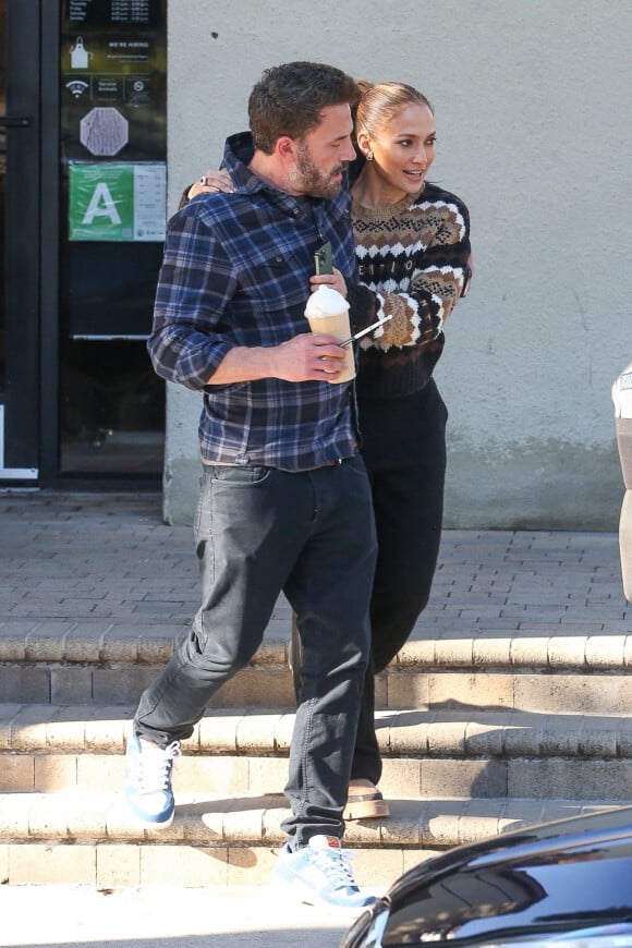 Ben Affleck et Jennifer Lopez sortent prendre un café en amoureux chez Starbucks à Santa Monica