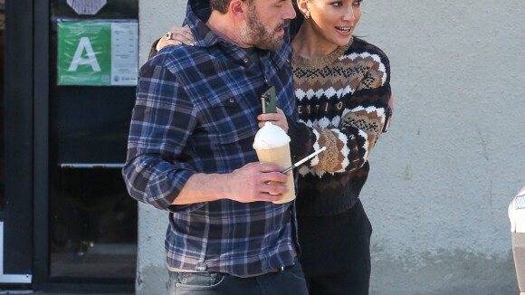 Jennifer Lopez se paie la tête de son mari Ben Affleck : sa réaction après le clash des Grammys