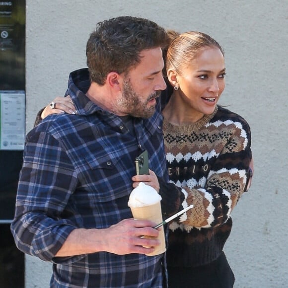 Ben Affleck et Jennifer Lopez sortent prendre un café en amoureux chez Starbucks à Santa Monica