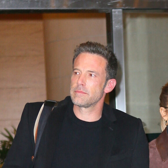Ben Affleck et Jennifer Lopez sortent de l'hôtel Mandarin à New York, le 10 octobre 2021.