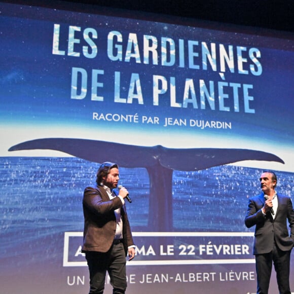 Julien Seul, l'un des producteurs du film, Jean Dujardin et Jean-Albert Lièvre, le réalisateur, durant l'avant première mondiale au Grimaldi Forum à Monaco, le 9 février 2023, du film "Les gardiennes de la planète" réalisé par Jean-Albert Lièvre et raconté par J.Dujardin. Ce film est inspiré par le poème d'Heathcote Williams, "Whale Nation". Il nous fait découvrir le Groenland, le Mexique, l'Argentine, la Polynésie, mais aussi la Bretagne, la Méditerranée et la Normandie, l'Afrique du sud, l'Australie, le Tonga, le Kamtchatka ou encore l'Antarctique, Hawaï, et la Norvège. L'histoire commence par une baleine à bosse échouée sur un rivage isolé. Alors qu'un groupe d'hommes et de femmes organise son sauvetage, on découvre l'histoire extraordinaire des cétacés, citoyens des océans du monde, essentiels à l'écosystème de la planète depuis plus de 50 millions d'années. La sortie en salle se fera le 22 février. © Bruno Bebert / Bestimage 