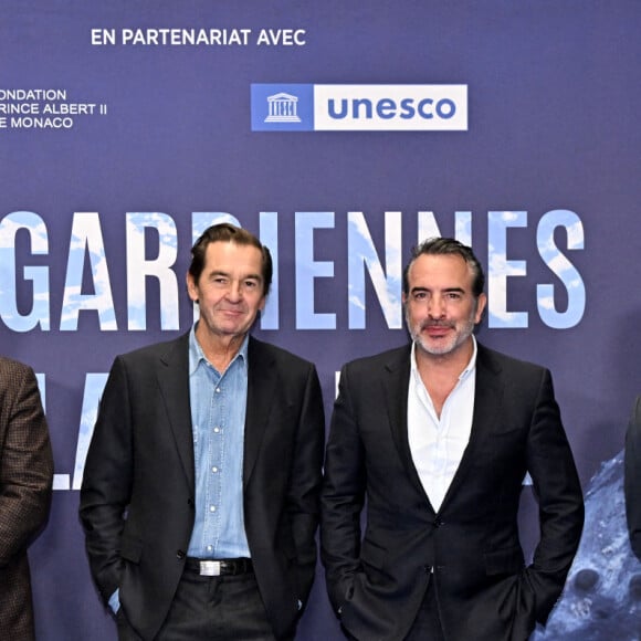 Julien Seul, l'un des producteurs du film, Jean-Albert Lièvre, le réalisateur, Jean Dujardin et son frère Marc Dujardin, producteur du film durant l'avant première mondiale au Grimaldi Forum à Monaco, le 9 février 2023, du film "Les gardiennes de la planète" réalisé par Jean-Albert Lièvre et raconté par J.Dujardin. Ce film est inspiré par le poème d'Heathcote Williams, "Whale Nation". Il nous fait découvrir le Groenland, le Mexique, l'Argentine, la Polynésie, mais aussi la Bretagne, la Méditerranée et la Normandie, l'Afrique du sud, l'Australie, le Tonga, le Kamtchatka ou encore l'Antarctique, Hawaï, et la Norvège. L'histoire commence par une baleine à bosse échouée sur un rivage isolé. Alors qu'un groupe d'hommes et de femmes organise son sauvetage, on découvre l'histoire extraordinaire des cétacés, citoyens des océans du monde, essentiels à l'écosystème de la planète depuis plus de 50 millions d'années. La sortie en salle se fera le 22 février. © Bruno Bebert / Bestimage 