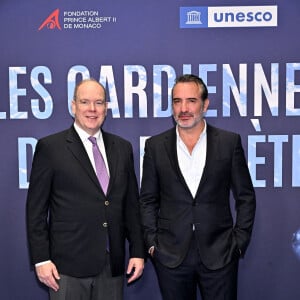 Le prince Albert II de Monaco et Jean Dujardin durant l'avant première mondiale au Grimaldi Forum à Monaco, le 9 février 2023, du film "Les gardiennes de la planète" réalisé par Jean-Albert Lièvre et raconté par J.Dujardin. Ce film est inspiré par le poème d'Heathcote Williams, "Whale Nation". Il nous fait découvrir le Groenland, le Mexique, l'Argentine, la Polynésie, mais aussi la Bretagne, la Méditerranée et la Normandie, l'Afrique du sud, l'Australie, le Tonga, le Kamtchatka ou encore l'Antarctique, Hawaï, et la Norvège. L'histoire commence par une baleine à bosse échouée sur un rivage isolé. Alors qu'un groupe d'hommes et de femmes organise son sauvetage, on découvre l'histoire extraordinaire des cétacés, citoyens des océans du monde, essentiels à l'écosystème de la planète depuis plus de 50 millions d'années. La sortie en salle se fera le 22 février. © Bruno Bebert / Bestimage 