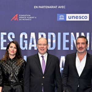 Beatrice Borromeo, son mari, Pierre Casiraghi, Charlotte Casiraghi, le prince Albert II de Monaco, Jean Dujardin et Andréa Casiraghi durant l'avant première mondiale au Grimaldi Forum à Monaco, le 9 février 2023, du film "Les gardiennes de la planète" réalisé par Jean-Albert Lièvre et raconté par J.Dujardin. Ce film est inspiré par le poème d'Heathcote Williams, "Whale Nation". Il nous fait découvrir le Groenland, le Mexique, l'Argentine, la Polynésie, mais aussi la Bretagne, la Méditerranée et la Normandie, l'Afrique du sud, l'Australie, le Tonga, le Kamtchatka ou encore l'Antarctique, Hawaï, et la Norvège. L'histoire commence par une baleine à bosse échouée sur un rivage isolé. Alors qu'un groupe d'hommes et de femmes organise son sauvetage, on découvre l'histoire extraordinaire des cétacés, citoyens des océans du monde, essentiels à l'écosystème de la planète depuis plus de 50 millions d'années. La sortie en salle se fera le 22 février. © Bruno Bebert / Bestimage 