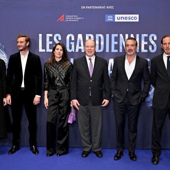 Beatrice Borromeo, son mari, Pierre Casiraghi, Charlotte Casiraghi, le prince Albert II de Monaco, Jean Dujardin et Andréa Casiraghi durant l'avant première mondiale au Grimaldi Forum à Monaco, le 9 février 2023, du film "Les gardiennes de la planète" réalisé par Jean-Albert Lièvre et raconté par J.Dujardin. Ce film est inspiré par le poème d'Heathcote Williams, "Whale Nation". Il nous fait découvrir le Groenland, le Mexique, l'Argentine, la Polynésie, mais aussi la Bretagne, la Méditerranée et la Normandie, l'Afrique du sud, l'Australie, le Tonga, le Kamtchatka ou encore l'Antarctique, Hawaï, et la Norvège. L'histoire commence par une baleine à bosse échouée sur un rivage isolé. Alors qu'un groupe d'hommes et de femmes organise son sauvetage, on découvre l'histoire extraordinaire des cétacés, citoyens des océans du monde, essentiels à l'écosystème de la planète depuis plus de 50 millions d'années. La sortie en salle se fera le 22 février. © Bruno Bebert / Bestimage 