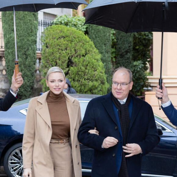 Le Prince Albert II et la princesse Charlène de Monaco assistent à la distribution des cadeaux de Noël de La Croix Rouge à Monte-Carlo, Monaco, le 13 décembre 2022. © Olivier Huitel/Pool Monaco/Bestimage