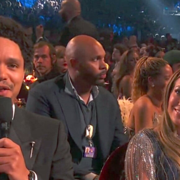 Trevor Noah, Jennifer Lopez et son mari Ben Affleck - Présentateur des Grammy Awards, l'humoriste Trevor Noah n'a pas manqué de faire une référence aux Mémoires du prince Harry, parus début janvier et intitulés Le Suppléant (Fayard) en évoquant l'anecdote de son pénis gelé. © Capture TV CBS via Bestimage