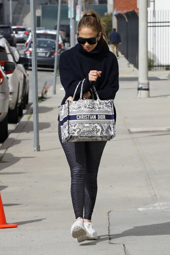 Jennifer Affleck (Lopez), sac Book Tote Christian Dior, arrive à un studio de danse à Los Angeles le 2 février 2023.