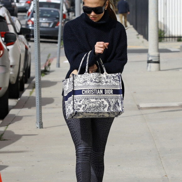 Jennifer Affleck (Lopez), sac Book Tote Christian Dior, arrive à un studio de danse à Los Angeles le 2 février 2023.