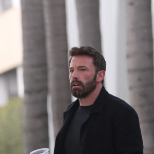 Exclusif - Ben Affleck, un verre à la main, arrive à un rendez-vous à Beverly Hills, le 27 janvier 2023.