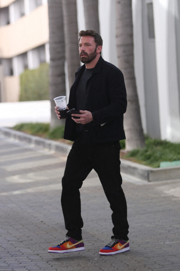 Exclusif - Ben Affleck, un verre à la main, arrive à un rendez-vous à Beverly Hills, le 27 janvier 2023.