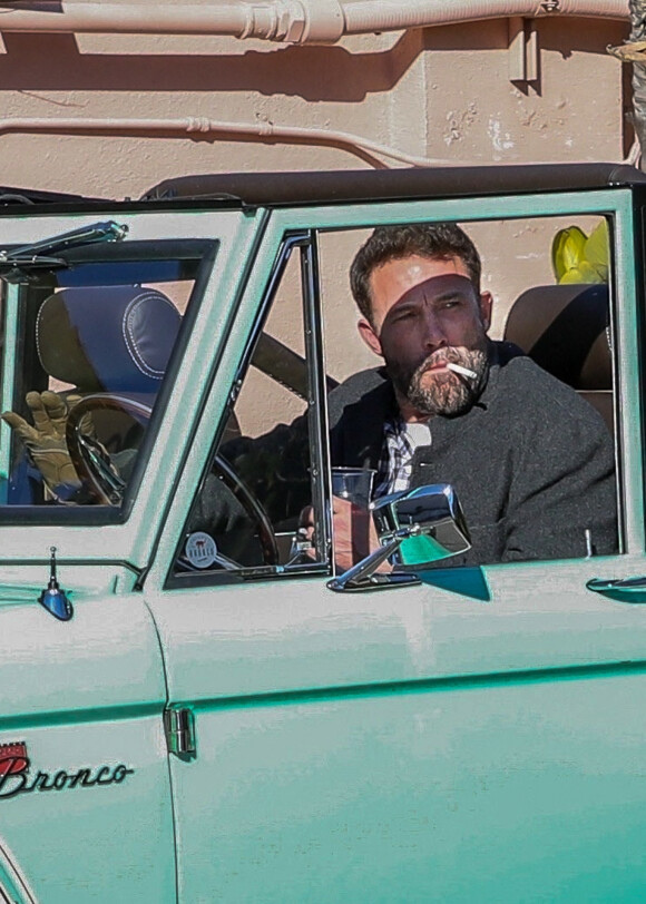 Exclusif - Ben Affleck se balade au volant de son Ford Bronco électrique à Los Angeles, le 24 janvier 2023.
