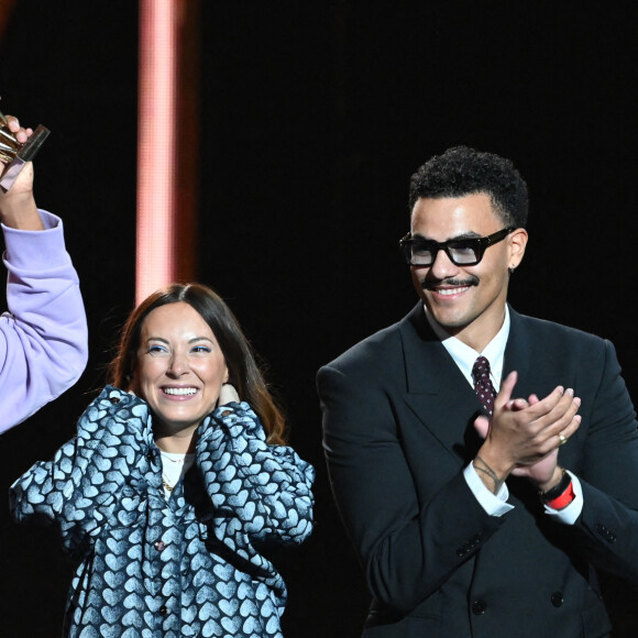 Le chanteur Stromae (Artiste masculin et Album "Multitude") avec sa femme Coralie Barbier et son frère Luc Junior Tam lors de la 38ème cérémonie des Victoires de la musique à la Seine musicale de Boulogne-Billancourt, France, le 10 février 2023. © Coadic Guirec/Bestimage 