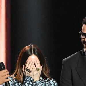 Le chanteur Stromae (Artiste masculin et Album "Multitude") avec sa femme Coralie Barbier et son frère Luc Junior Tam lors de la 38ème cérémonie des Victoires de la musique à la Seine musicale de Boulogne-Billancourt, France, le 10 février 2023. © Coadic Guirec/Bestimage 