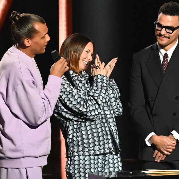 Le chanteur Stromae (Artiste masculin et Album "Multitude") avec sa femme Coralie Barbier et son frère Luc Junior Tam lors de la 38ème cérémonie des Victoires de la musique à la Seine musicale de Boulogne-Billancourt, France, le 10 février 2023. © Coadic Guirec/Bestimage 