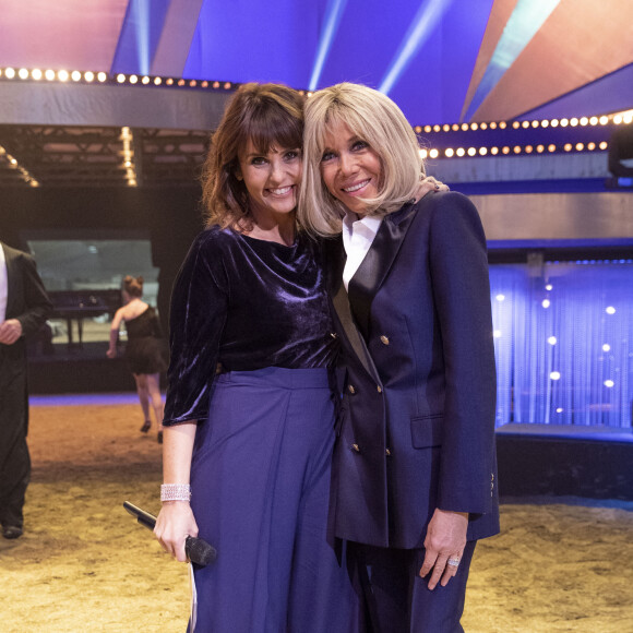 Exclusif - La Première dame et présidente de la Fondation des Hôpitaux, Brigitte Macron et Faustine Bollaert - Enregistrement de l'émission "Symphonie pour la vie, Spéciale Pièces Jaunes" aux Folies Grüss à Paris, diffusée le 4 février sur France 3. Le 12 janvier 2022 © Cyril Moreau / Bestimage