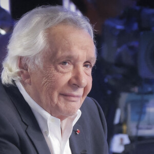 Info - Michel Sardou va reprendre les concerts en 2023 - Exclusif - Michel Sardou sur le plateau de l'émission Touche pas à mon poste (TPMP) présentée en direct par C.Hanouna et diffusée sur C8 le 29 août 2022. © Jack Tribeca / Bestimage 