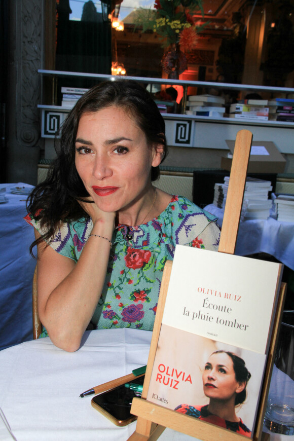 Olivia Ruiz et son livre Ecoute la pluie tomber lors de la soirée de l'été littéraire et musical aux Deux Magots à Paris le 27 juin 2022. © Philippe Baldini / Bestimage 