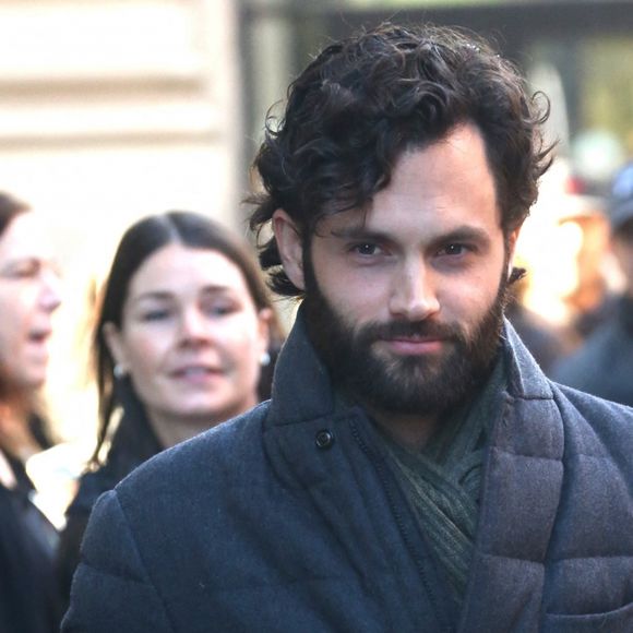 Penn Badgley quitte les locaux de Build Series en pleine promotion de la nouvelle saison de la série de Netflix "You" à New York, le 9 janvier 2020.