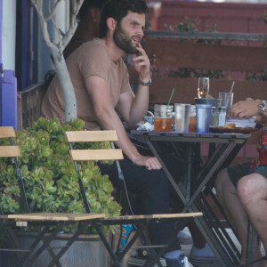 Penn Badgley est allé déjeuner avec son père dans un quartier de Los Angeles, le 30 juillet 2019