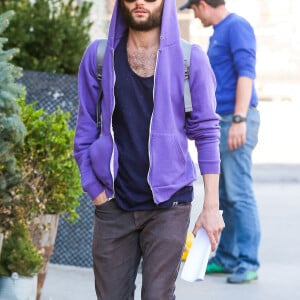 Penn Badgley ("Gossip Girl") arbore un nouveau look dans les rues de New York. Il porte un manuscrit dans la main gauche. Le 5 mai 2014