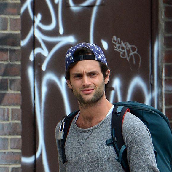 Exclusif - Penn Badgley se promène avec un ami à New York, le 11 août 2013.