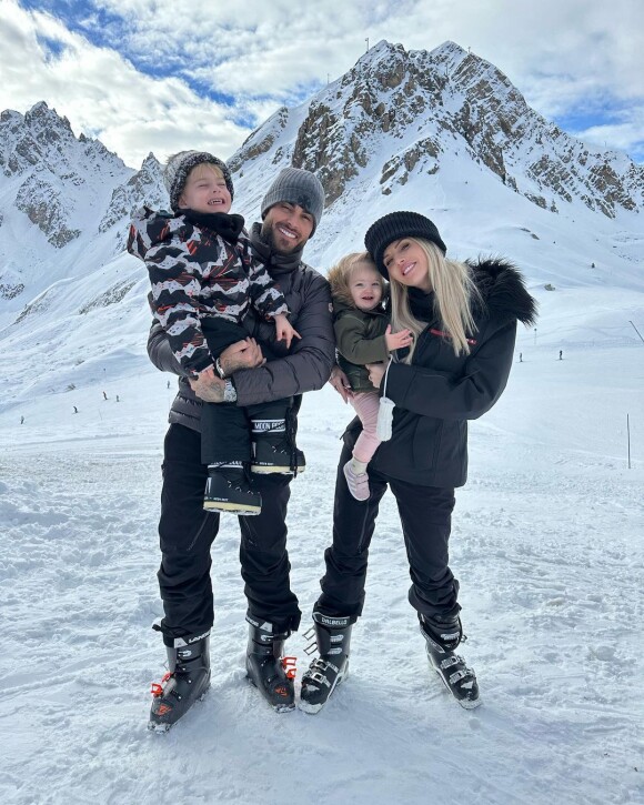 Jessica Thivenin et son mari Thibault au ski avec leurs enfants Maylone et Leewane