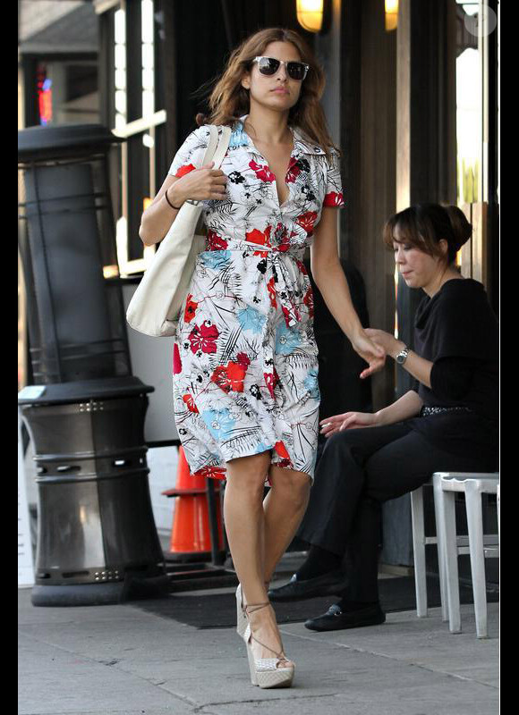 Eva Mendes se balade dans Beverly Hills. Février 2010