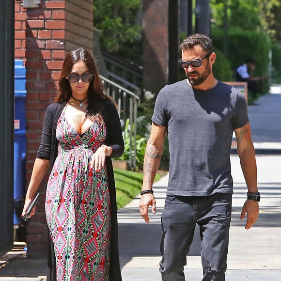 Megan Fox, enceinte de son troisième enfant, se promène avec Brian Austin Green le 12 avril 2016 à Santa Monica.