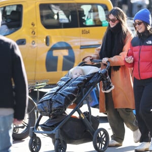 Exclusif - Emily Ratajkowski se balade avec son fils Sylvester (Sly) à New York le 11 février 2023.