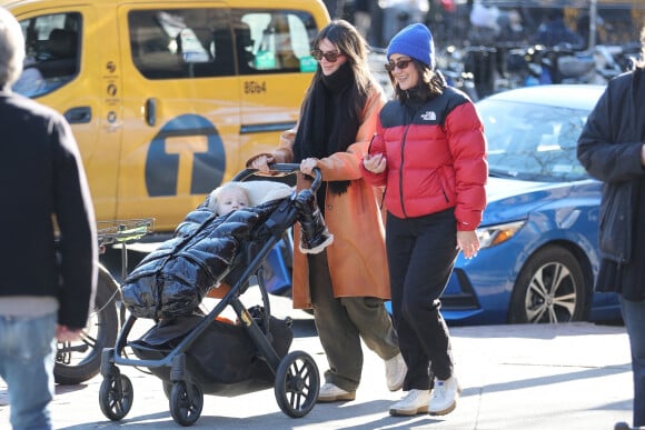 Exclusif - Emily Ratajkowski se balade avec son fils Sylvester (Sly) à New York le 11 février 2023.