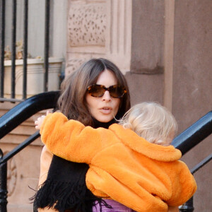 Emily Ratajkowski porte son fils Sylvester dans la rue à New York le 11 février 2023.