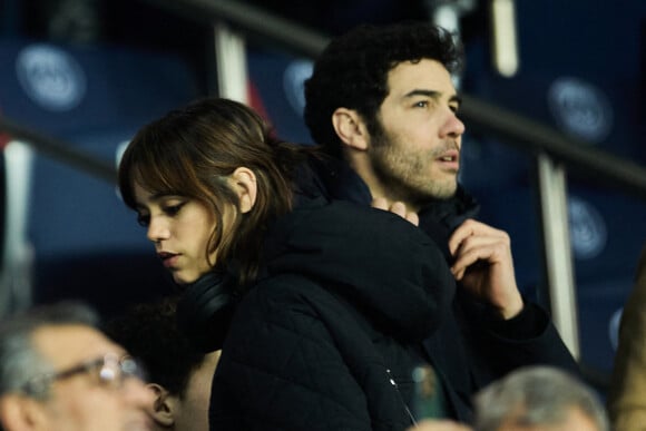 Jenna Ortega (actrice de la série "Mercredi") et Tahar Rahim - People dans les tribunes du match aller des 8èmes de finale de la ligue des champions entre le PSG et le Bayern Munich au Parc des Princes à Paris le 14 février 2023.