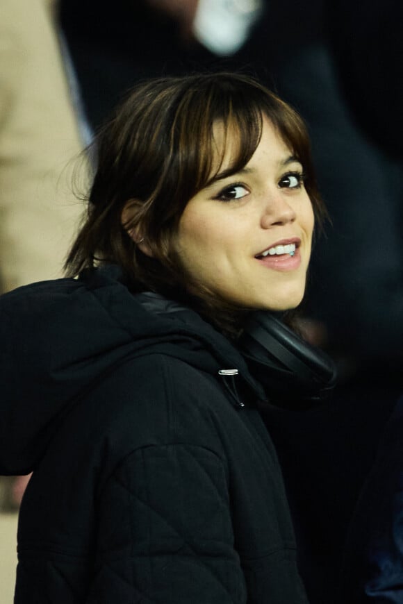 Jenna Ortega (actrice de la série "Mercredi") - People dans les tribunes du match aller des 8èmes de finale de la ligue des champions entre le PSG et le Bayern Munich au Parc des Princes à Paris le 14 février 2023.