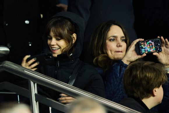 Jenna Ortega (actrice de la série "Mercredi") et sa mère Natalie Ortega - People dans les tribunes du match aller des 8èmes de finale de la ligue des champions entre le PSG et le Bayern Munich au Parc des Princes à Paris le 14 février 2023.