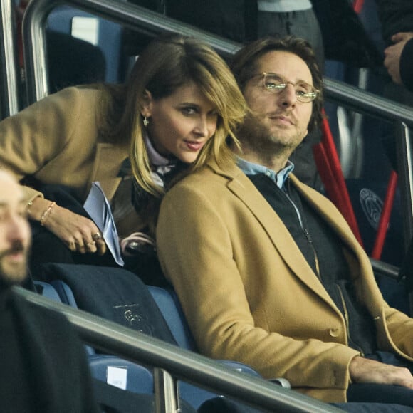 Ophélie Meunier et son mari Mathieu Vergne - People dans les tribunes du match aller des 8èmes de finale de la ligue des champions entre le PSG et le Bayern Munich au Parc des Princes à Paris le 14 février 2023.