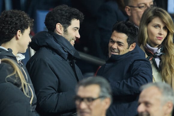Tahar Rahim et Jamel Debbouze, Ophélie Meunier - People dans les tribunes du match aller des 8èmes de finale de la ligue des champions entre le PSG et le Bayern Munich au Parc des Princes à Paris le 14 février 2023.