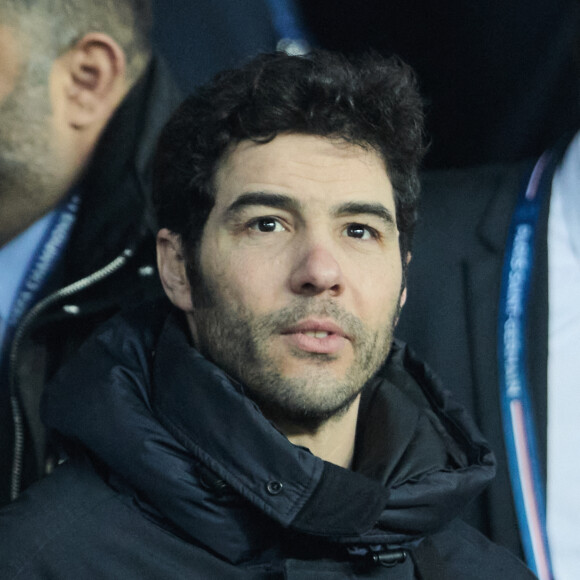 Tahar Rahim - People dans les tribunes du match aller des 8èmes de finale de la ligue des champions entre le PSG et le Bayern Munich au Parc des Princes à Paris le 14 février 2023.