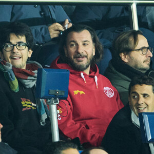 Michaël Youn et Sean Obispo - People dans les tribunes du match aller des 8èmes de finale de la ligue des champions entre le PSG et le Bayern Munich au Parc des Princes à Paris le 14 février 2023.