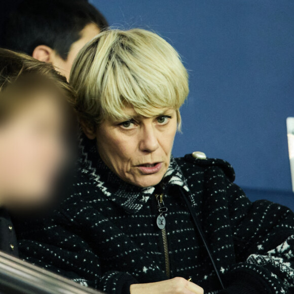 Marina Foïs avec son fils Georges - People dans les tribunes du match aller des 8èmes de finale de la ligue des champions entre le PSG et le Bayern Munich au Parc des Princes à Paris le 14 février 2023.