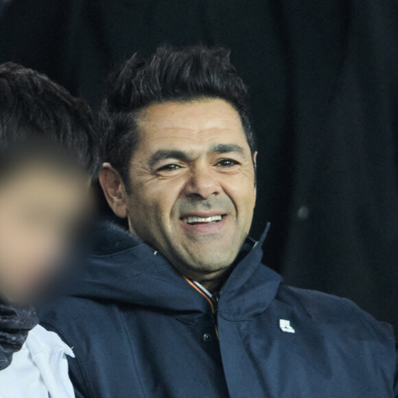 Jamel Debbouze avec son fils Léon - People dans les tribunes du match aller des 8èmes de finale de la ligue des champions entre le PSG et le Bayern Munich au Parc des Princes à Paris le 14 février 2023.