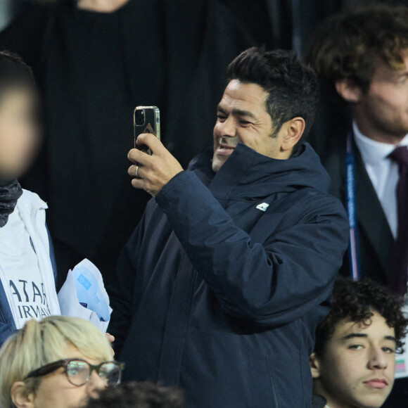 Jamel Debbouze avec son fils Léon - People dans les tribunes du match aller des 8èmes de finale de la ligue des champions entre le PSG et le Bayern Munich au Parc des Princes à Paris le 14 février 2023.