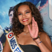 Indira Ampiot (Miss France 2023) rayonnante dans une tenue colorée face à Anthony Colette et Terence Telle